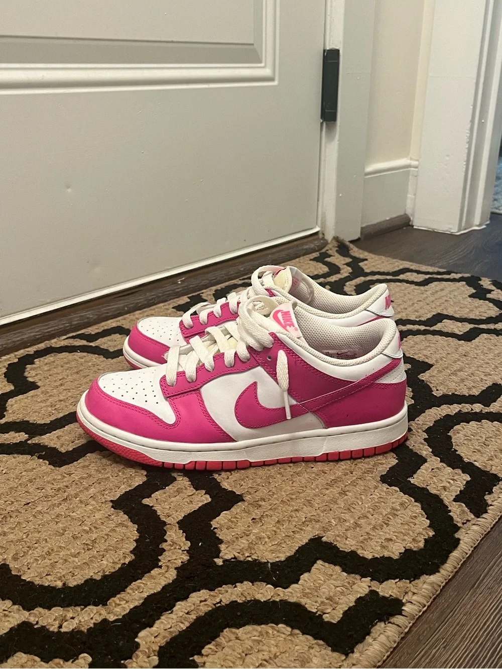 Nike Kids White and Pink Low-Top Sneakers